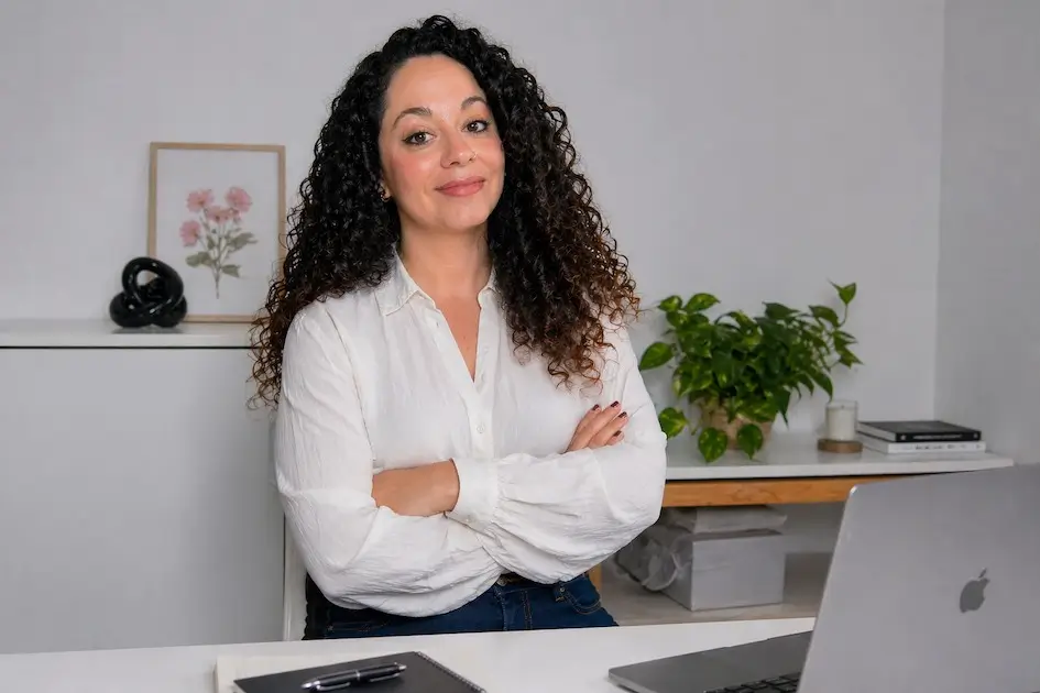 Beatriz Aguilar, asistente administrativa virtual, en su despacho